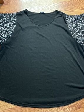 BloomChic Black with Floral Short Chiffon Flutter Sleeves T~Shirt Size 26 (4X)